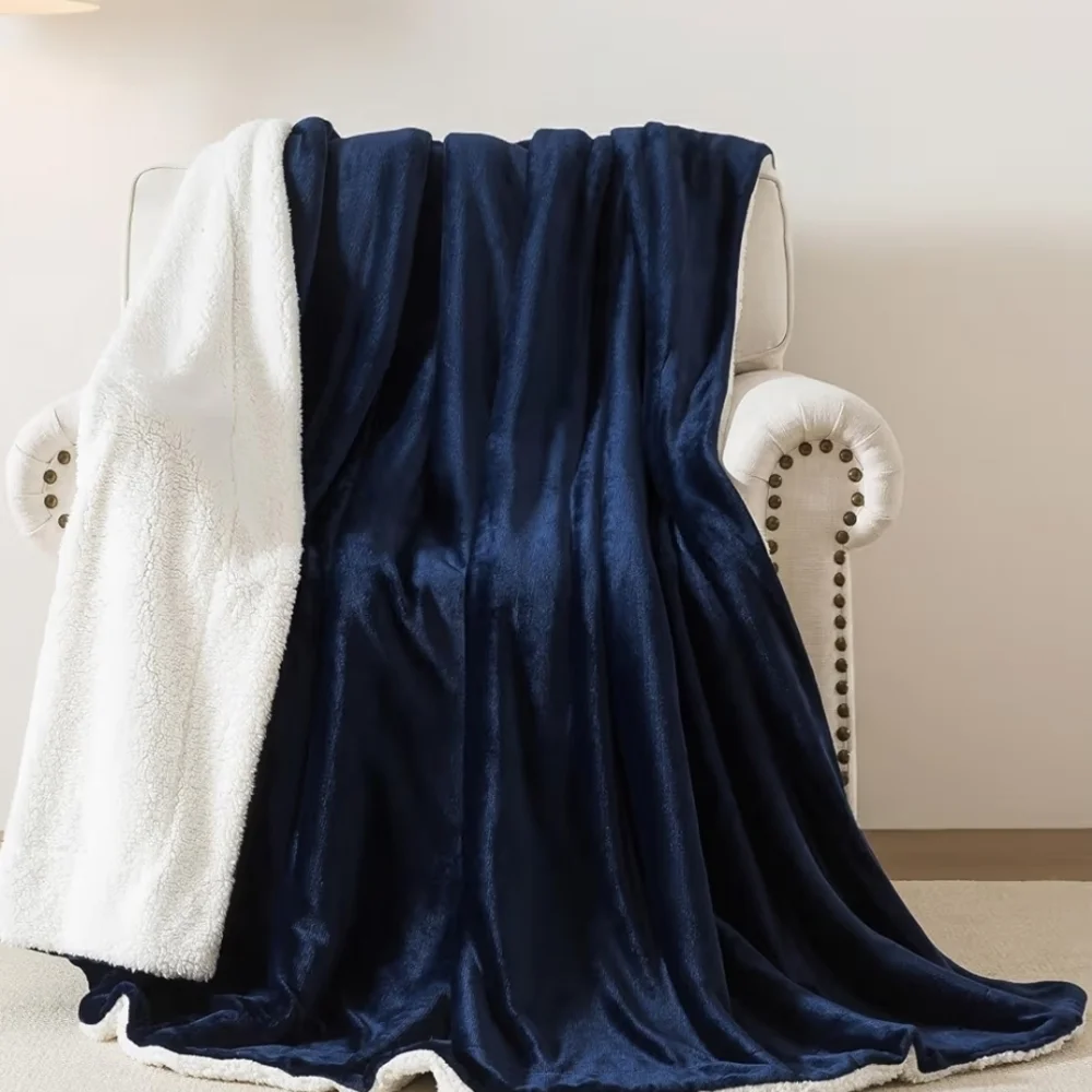 Luxurious Navy and Cream Bedding Set - Picture 5 of 6